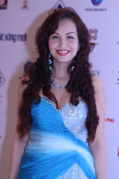 Mai Phương Thúy diện áo dài 100m - 6