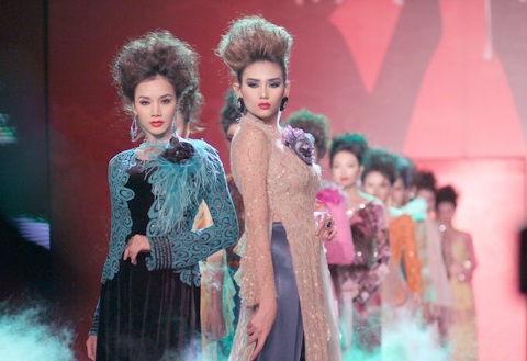 Mai Phương Thúy diện áo dài 100m - 9