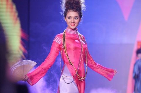 Mai Phương Thúy diện áo dài 100m - 11