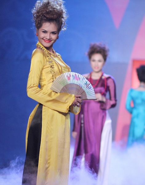 Mai Phương Thúy diện áo dài 100m - 12