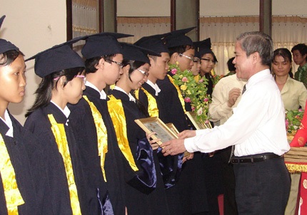 Cần Thơ: Trao học bổng cho 24 tân sinh viên nghèo học giỏi - 1 Cần Thơ: Trao học bổng cho 24 tân sinh viên nghèo học giỏi - 1