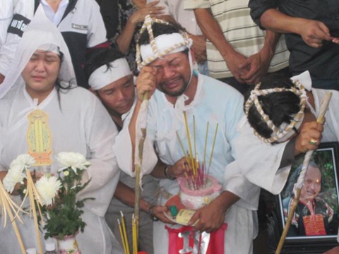 Người thân, bạn bè tiễn biệt NSND Y Moan về nơi an nghỉ cuối cùng - 15 Người thân, bạn bè tiễn biệt NSND Y Moan về nơi an nghỉ cuối cùng - 15