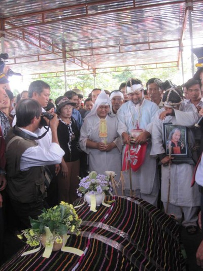 Người thân, bạn bè tiễn biệt NSND Y Moan về nơi an nghỉ cuối cùng - 16 Người thân, bạn bè tiễn biệt NSND Y Moan về nơi an nghỉ cuối cùng - 16