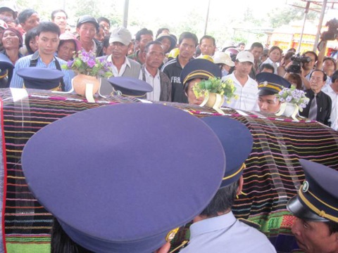 Người thân, bạn bè tiễn biệt NSND Y Moan về nơi an nghỉ cuối cùng - 17 Người thân, bạn bè tiễn biệt NSND Y Moan về nơi an nghỉ cuối cùng - 17
