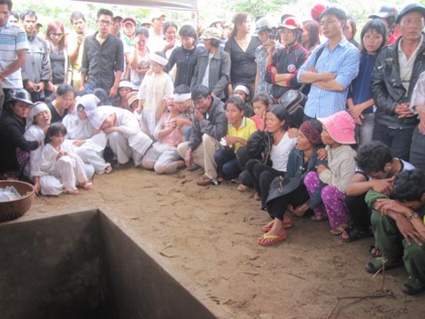 Người thân, bạn bè tiễn biệt NSND Y Moan về nơi an nghỉ cuối cùng - 18 Người thân, bạn bè tiễn biệt NSND Y Moan về nơi an nghỉ cuối cùng - 18