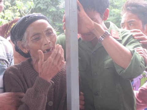 Người thân, bạn bè tiễn biệt NSND Y Moan về nơi an nghỉ cuối cùng - 7 Người thân, bạn bè tiễn biệt NSND Y Moan về nơi an nghỉ cuối cùng - 7