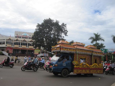 Người thân, bạn bè tiễn biệt NSND Y Moan về nơi an nghỉ cuối cùng - 5 Người thân, bạn bè tiễn biệt NSND Y Moan về nơi an nghỉ cuối cùng - 5