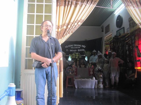 Người thân, bạn bè tiễn biệt NSND Y Moan về nơi an nghỉ cuối cùng - 2 Người thân, bạn bè tiễn biệt NSND Y Moan về nơi an nghỉ cuối cùng - 2