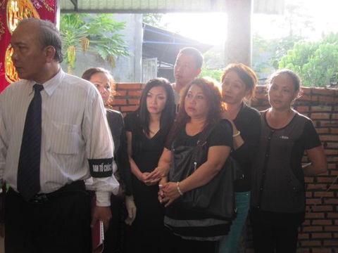 Người thân, bạn bè tiễn biệt NSND Y Moan về nơi an nghỉ cuối cùng - 3 Người thân, bạn bè tiễn biệt NSND Y Moan về nơi an nghỉ cuối cùng - 3