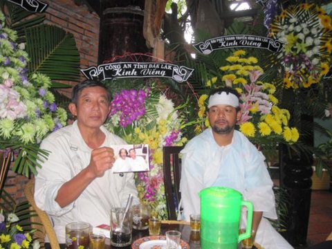 Người thân, bạn bè tiễn biệt NSND Y Moan về nơi an nghỉ cuối cùng - 1 Người thân, bạn bè tiễn biệt NSND Y Moan về nơi an nghỉ cuối cùng - 1