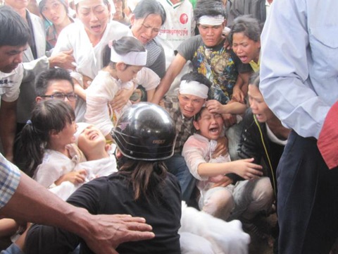 Người thân, bạn bè tiễn biệt NSND Y Moan về nơi an nghỉ cuối cùng - 13 Người thân, bạn bè tiễn biệt NSND Y Moan về nơi an nghỉ cuối cùng - 13