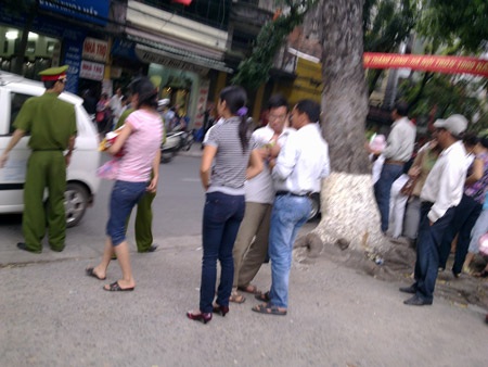 “Mắc lỡm” trước cổng bệnh viện mắt TƯ - 3 “Mắc lỡm” trước cổng bệnh viện mắt TƯ - 3