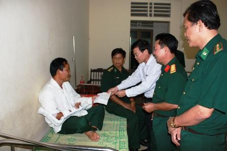 Một sỹ quan bị thương khi cứu hộ, cứu nạn - 1 Một sỹ quan bị thương khi cứu hộ, cứu nạn - 1
