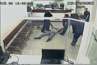 Australia nổi giận vụ cảnh sát lạm dụng súng sốc điện - 1