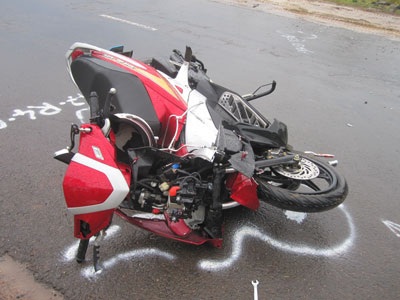 Mải tránh “ổ voi”, ô tô tông xe máy - 1