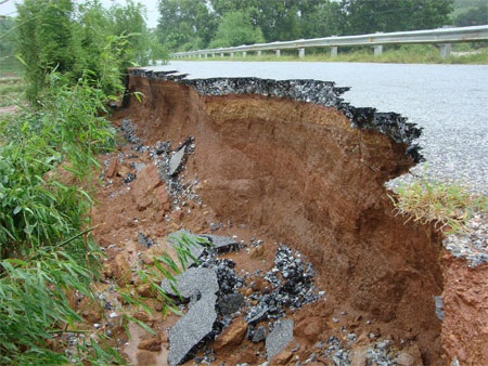 Nước lũ dâng cao, vận tải trên trục Bắc Nam tiếp tục đình trệ - 3 Nước lũ dâng cao, vận tải trên trục Bắc Nam tiếp tục đình trệ - 3