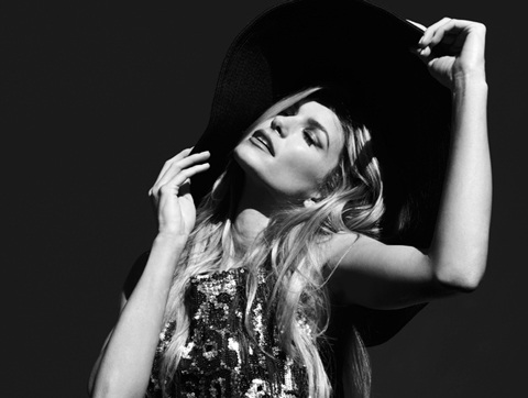 Marisa Miller khoe dáng gợi cảm bên xế hộp - 1
