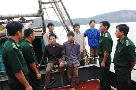 Một sỹ quan bị thương khi cứu hộ, cứu nạn - 2