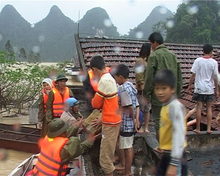 Những hình ảnh đầu tiên về “ốc đảo lũ” Tân Hóa - 8