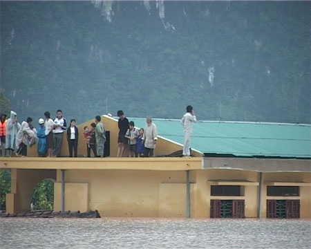 Những hình ảnh đầu tiên về “ốc đảo lũ” Tân Hóa - 3