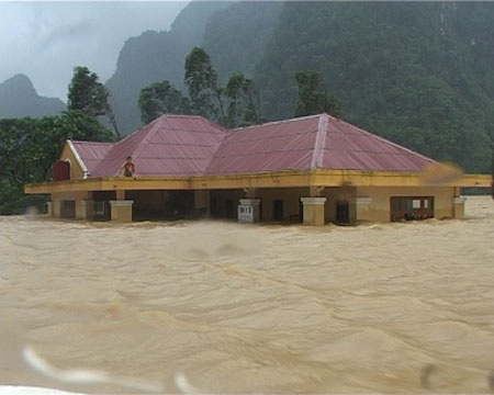 Những hình ảnh đầu tiên về “ốc đảo lũ” Tân Hóa - 2