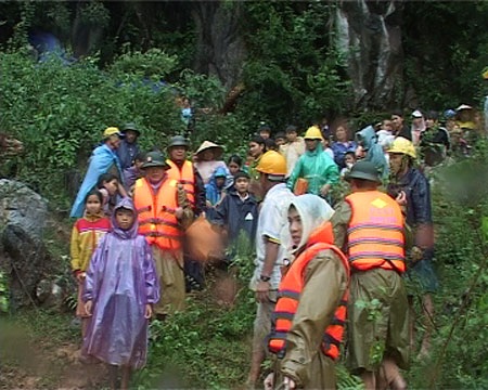 Những hình ảnh đầu tiên về “ốc đảo lũ” Tân Hóa - 6