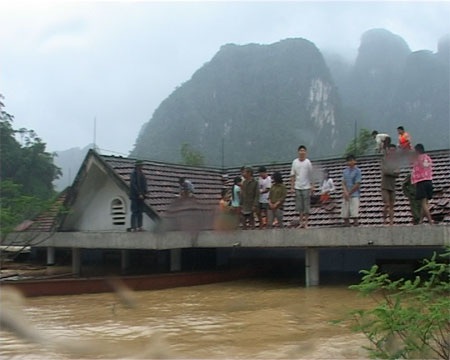 Những hình ảnh đầu tiên về “ốc đảo lũ” Tân Hóa - 1