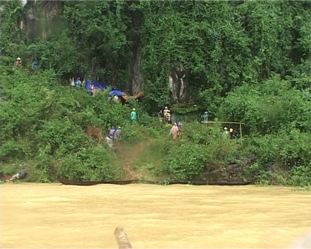 Những hình ảnh đầu tiên về “ốc đảo lũ” Tân Hóa - 4