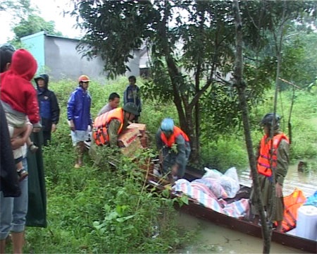 Những hình ảnh đầu tiên về “ốc đảo lũ” Tân Hóa - 7