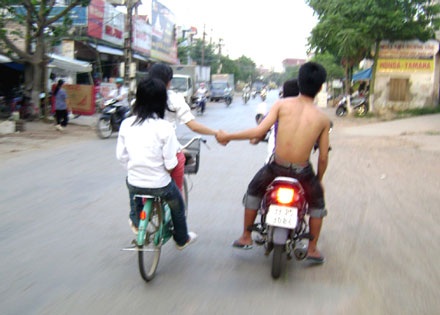 Choáng với những màn “làm xiếc” trên đường - 2