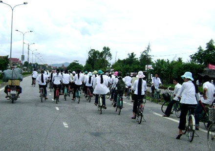 Choáng với những màn “làm xiếc” trên đường - 3