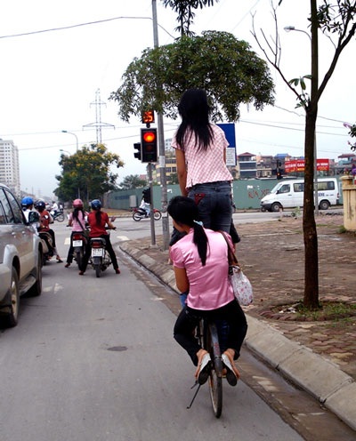 Choáng với những màn “làm xiếc” trên đường - 5