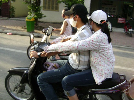 Choáng với những màn “làm xiếc” trên đường - 7