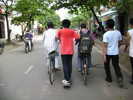 Choáng với những màn “làm xiếc” trên đường - 8