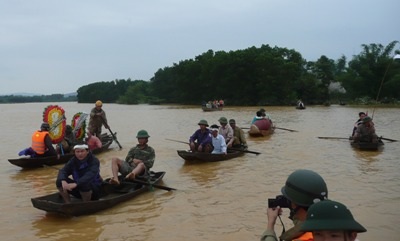 Tang thương cô giáo vượt lũ dữ cứu trường - 5