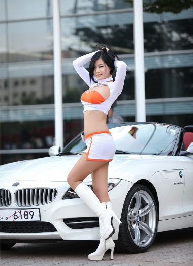 Người mẫu Hàn đọ đường cong với BMW Z4 - 14