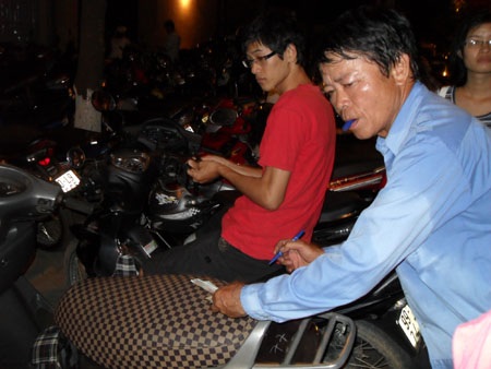 Mạnh tay dẹp nạn “chặt chém” khách gửi xe - 1