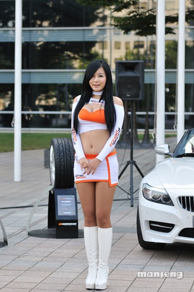 Người mẫu Hàn đọ đường cong với BMW Z4 - 8