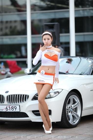 Người mẫu Hàn đọ đường cong với BMW Z4 - 2