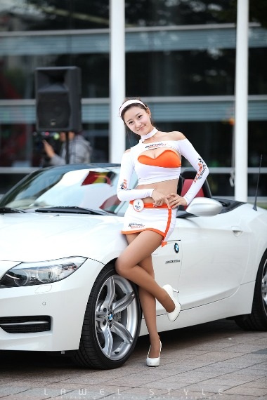 Người mẫu Hàn đọ đường cong với BMW Z4 - 4