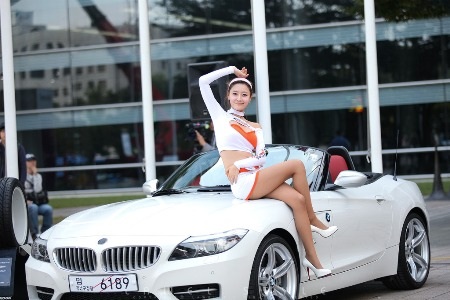 Người mẫu Hàn đọ đường cong với BMW Z4 - 15