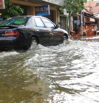 Triều cường và mưa to dìm nhiều tuyến đường    - 2