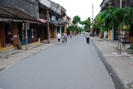 Hội An: Cấm để xe máy trên vỉa hè để giữ hồn phố cổ - 2 Hội An: Cấm để xe máy trên vỉa hè để giữ hồn phố cổ - 2