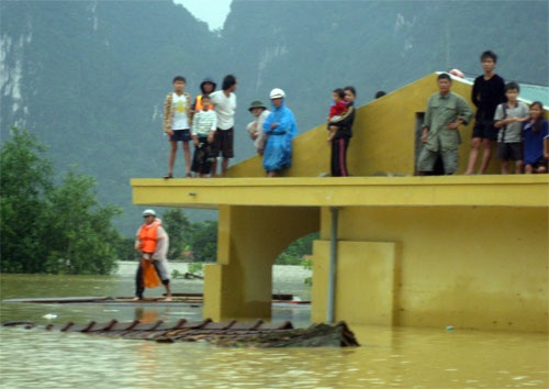 Báo Dân trí chung sức cứu trợ người dân vùng lũ Quảng Bình - 6 Báo Dân trí chung sức cứu trợ người dân vùng lũ Quảng Bình - 6