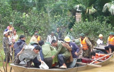 Tang thương cô giáo vượt lũ dữ cứu trường - 4