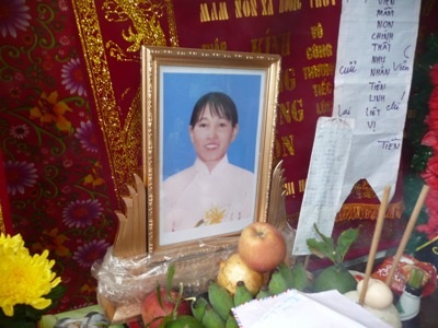 Tang thương cô giáo vượt lũ dữ cứu trường - 1