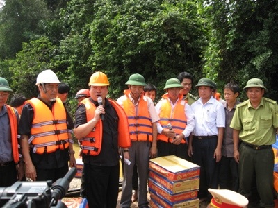 Hỗ trợ dân vùng lũ Hà Tĩnh 100 tỷ đồng và 1.000 tấn gạo - 1