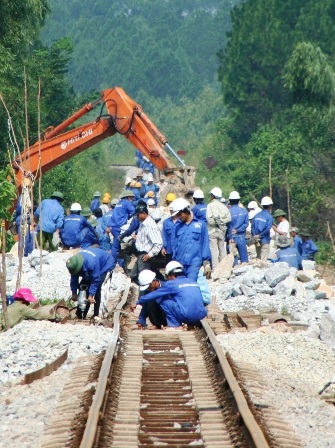 Cận cảnh cứu nạn đường sắt Bắc Nam - 2