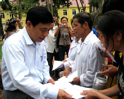 200 suất quà đến với người nghèo bị bệnh - 1