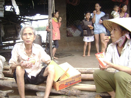 Lấy tiền cứu trợ gửi... tiết kiệm, 6 cán bộ xã bị kỷ luật - 1 Lấy tiền cứu trợ gửi... tiết kiệm, 6 cán bộ xã bị kỷ luật - 1